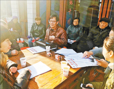 “名嘴”黃正平在“小院課堂”宣講。 　　人民視覺