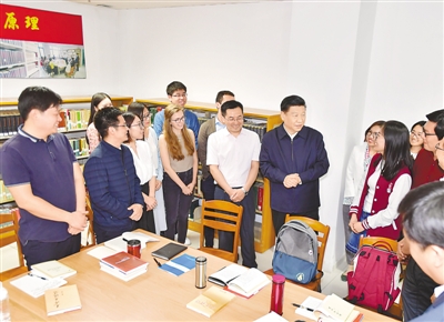 5月2日，中共中央總書記、國(guó)家主席、中央軍委主席習(xí)近平來到北京大學(xué)考察。這是習(xí)近平在北京大學(xué)馬克思主義學(xué)院，與正在就“解讀新時(shí)代”進(jìn)行座談交流的中外學(xué)生親切交談。 　　新華社記者 李 濤攝