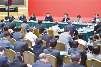 5月2日，中共中央總書記、國(guó)家主席、中央軍委主席習(xí)近平來到北京大學(xué)考察。這是習(xí)近平同北京大學(xué)師生座談并發(fā)表重要講話。 　　新華社記者 李 濤攝
