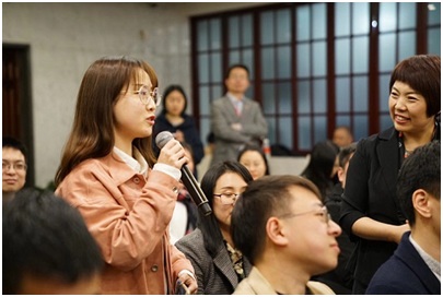 黨課活動主持人秦暢現(xiàn)場采訪90后黨員聽眾 王海濱 攝