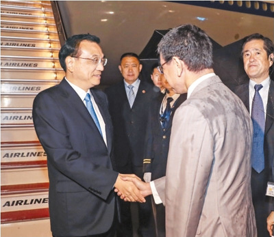  當(dāng)?shù)貢r間5月8日晚，應(yīng)日本首相安倍晉三邀請，國務(wù)院總理李克強(qiáng)乘專機(jī)抵達(dá)東京羽田國際機(jī)場，將出席第七次中日韓領(lǐng)導(dǎo)人會議并對日本進(jìn)行正式訪問。  新華社記者 龐興雷攝