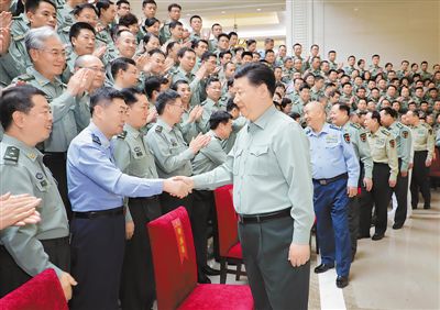 5月16日上午，中共中央總書記、國家主席、中央軍委主席習(xí)近平視察軍事科學(xué)院，代表黨中央和中央軍委，對軍事科學(xué)院第八次黨代表大會的召開表示熱烈的祝賀，向軍事科學(xué)院全體同志致以誠摯的問候。這是習(xí)近平親切接見軍事科學(xué)院第八次黨代會代表。 　　新華社記者 李 剛攝