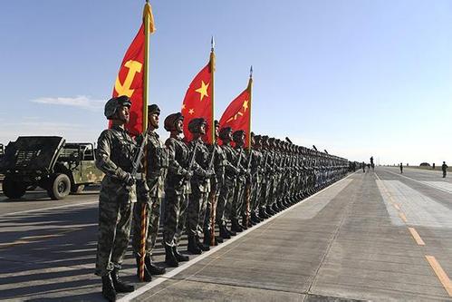 在黨的旗幟下奮進(jìn)強(qiáng)軍新時(shí)代