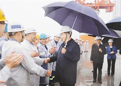 6月12日至14日，中共中央總書記、國家主席、中央軍委主席習近平在山東考察。這是13日下午，習近平在中集來福士海洋工程有限公司煙臺基地，冒雨察看海洋工程設備建設場地，并同現場的工人們親切握手。 　　新華社記者 謝環(huán)馳攝