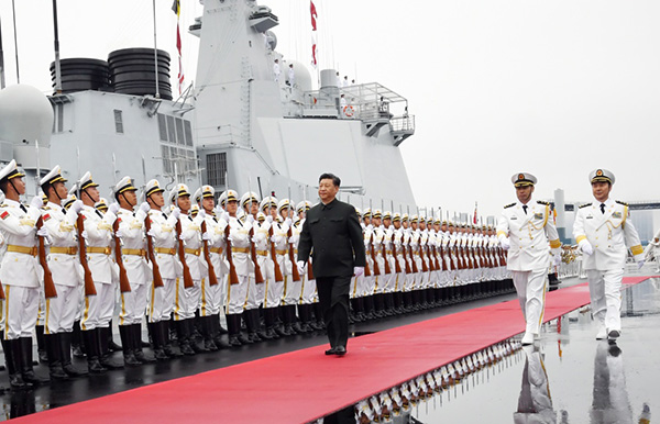 4月23日，在中國(guó)人民解放軍海軍70華誕之際，中共中央總書記、國(guó)家主席、中央軍委主席習(xí)近平出席在青島舉行的慶祝人民海軍成立70周年海上閱兵活動(dòng)。圖為習(xí)近平檢閱海軍儀仗隊(duì)。新華社記者 李剛 攝