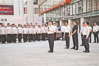 7月22日至24日，中共中央總書記、國家主席、中央軍委主席習(xí)近平在吉林省考察。這是7月23日下午，習(xí)近平在長春市一汽集團研發(fā)總院，同職工代表親切交流。 新華社記者 燕雁 攝