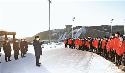 1月18日至20日，中共中央總書記、國家主席、中央軍委主席習(xí)近平在北京、河北考察，并主持召開北京2022年冬奧會(huì)和冬殘奧會(huì)籌辦工作匯報(bào)會(huì)。這是19日下午，習(xí)近平在位于張家口賽區(qū)的國家冬季兩項(xiàng)中心，看望慰問國家冬季兩項(xiàng)、跳臺(tái)滑雪隊(duì)運(yùn)動(dòng)員、教練員和張家口賽區(qū)運(yùn)行保障團(tuán)隊(duì)、建設(shè)者代表。 新華社記者 王曄 攝