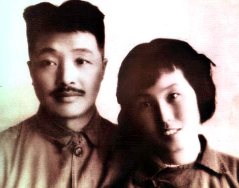 1942年8月1日，賀龍與薛明結(jié)婚時留影