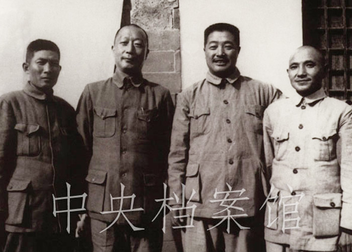 1949年，賀龍與鄧小平（右一）、聶榮臻（左二）、蔡樹藩（左一）在河北平山縣西柏坡合影