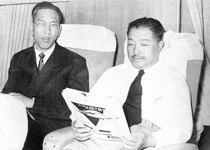 1956年，賀龍以中華人民共和國特使的身份出訪巴基斯坦時，與耿飚大使在飛機上