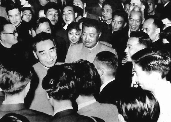 1961年，賀龍與周恩來接見參加世乒賽的各國運動員