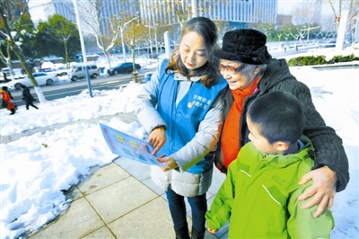 日前，江西省鉛山縣供電局黨員服務(wù)隊(duì)冒雪搶修電網(wǎng)。 江慧 攝