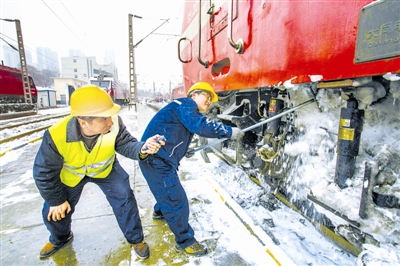 日前，江西省鉛山縣供電局黨員服務(wù)隊(duì)冒雪搶修電網(wǎng)。 江慧 攝