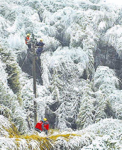 日前，江西省鉛山縣供電局黨員服務(wù)隊(duì)冒雪搶修電網(wǎng)。 江慧 攝