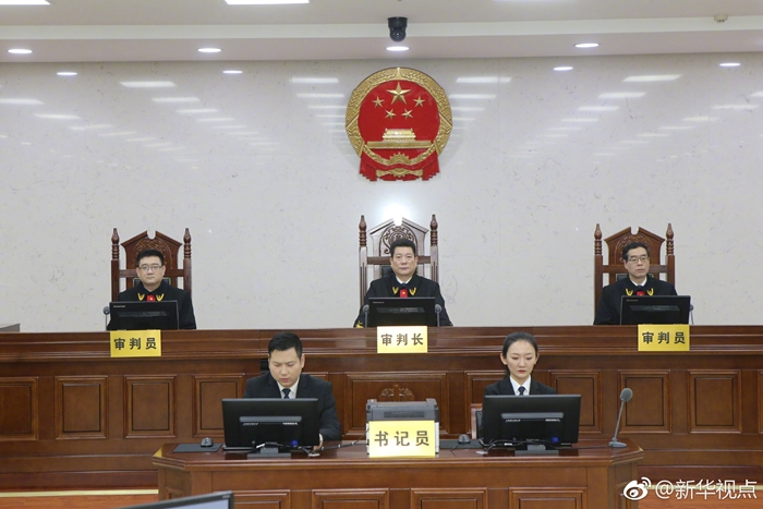 河南省安陽(yáng)市中級(jí)人民法院公開開庭審理了司法部原黨組成員,政治部原主任盧恩光行賄,單位行賄一案.安陽(yáng)市人民檢察院派員出庭支持公訴,被告人盧恩光及其辯護(hù)人到庭參加訴訟,警示教育