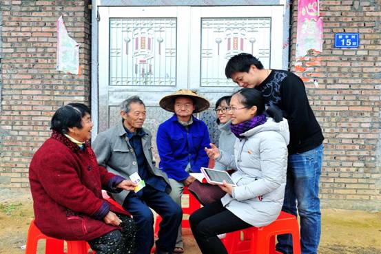 3.12月13日，福建省永泰縣盤谷鄉(xiāng)紀(jì)檢監(jiān)察干部在精準(zhǔn)脫貧戶陳金蓮（左一）家門口，利用福州市惠民資金網(wǎng)核查惠民資金的到戶情況