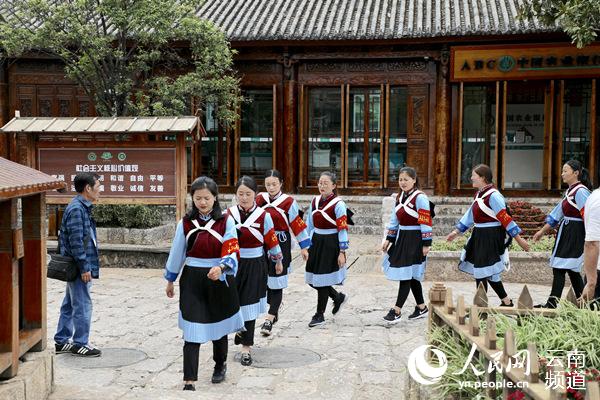 麗江古城街頭的女子民兵服務(wù)分隊 朱清然 攝