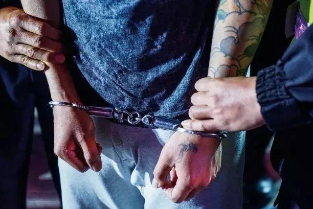 對上敲詐政府，對下欺壓百姓的“村霸”被查，村民放鞭炮慶祝！