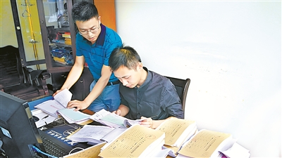 近日，湖北省建始縣紀(jì)委監(jiān)委聯(lián)合財(cái)政、審計(jì)等部門組成兩個(gè)監(jiān)督檢查組，檢查全縣各鄉(xiāng)鎮(zhèn)和縣直單位是否存在違規(guī)發(fā)放津補(bǔ)貼等問題。圖為監(jiān)督檢查組人員在一單位檢查。 甘娜 張帥 攝影報(bào)道