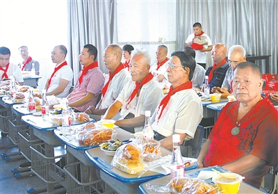 今年6月1日，福建省晉江市英林鎮(zhèn)嘉排小學(xué)，用校友暢聊茶話會取代流水席慶祝百年校慶。許加偉 攝